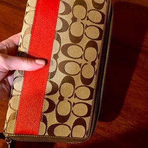 Like new,at really good condition credit card, documents Authentic Coach folder